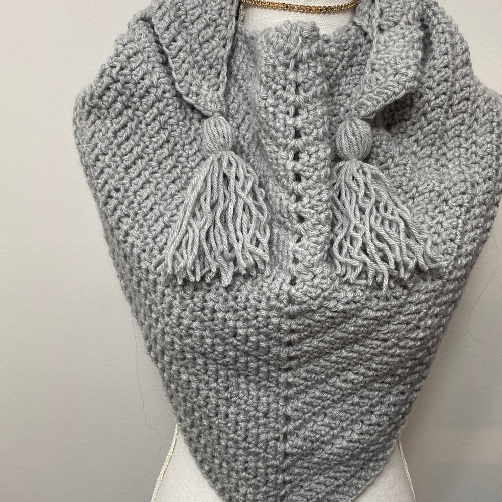 ⛔️SOLD⛔️Soft knit crochet shawl/scarf with tassels